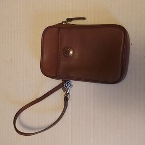 VGUC. Vintage Coach Brown genuine leather wristlet.